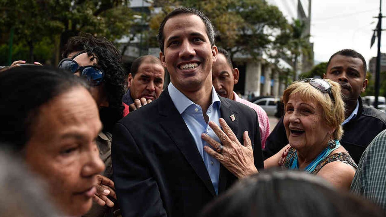 Juan Guaidó llega de nuevo a Venezuela para presionar a Nicolás Maduro a dejar el cargo.