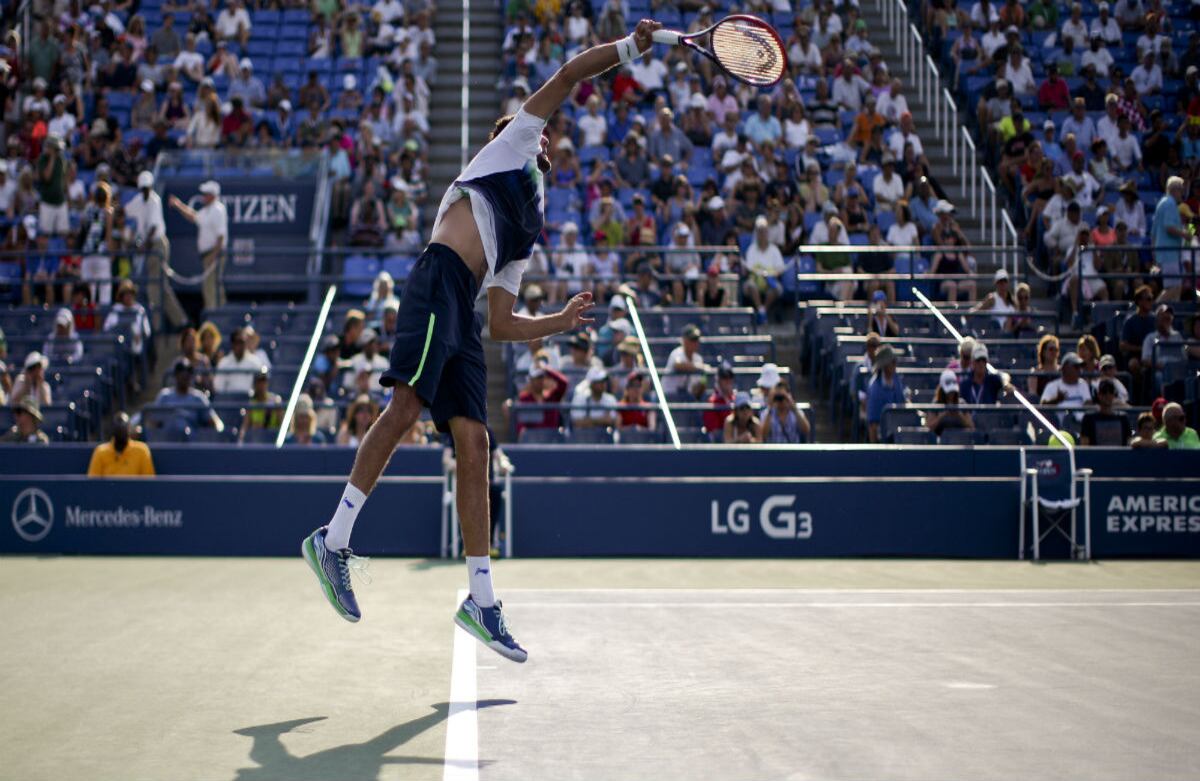 El croata Marin Gilic saca contra el francés Gilles Simon, durante la cuarta ronda del campeonato U.S. Open tennis tournament. (AP)