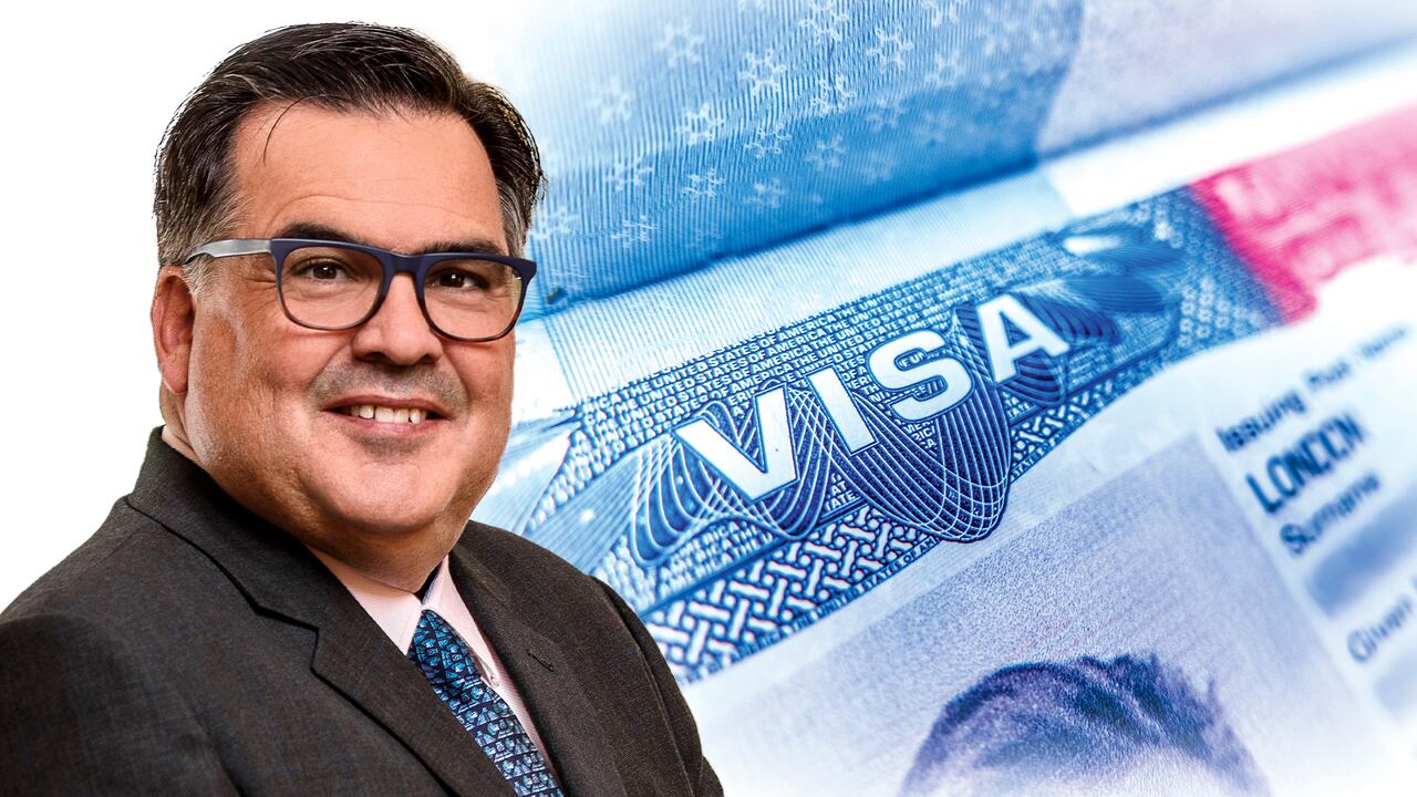 Francisco Palmieri. Embajador de los Estados Unidos en Colombia.
Embajador y un pasaporte visa