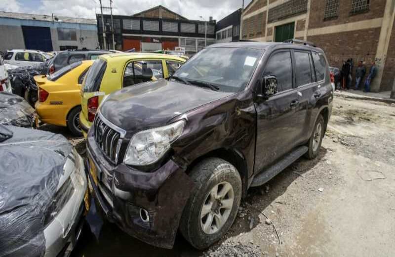 Los carros de alta gama no se salvan de la desidia del Estado.  Foto: Carlos Julio Martínez / SEMANA.. 