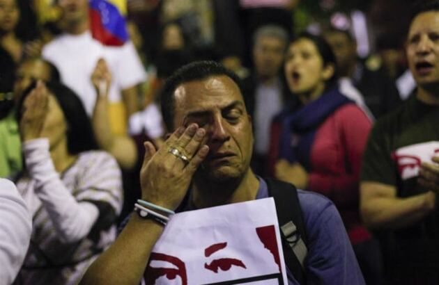 Este hombre no pudo ocultar sus lagrimas. 