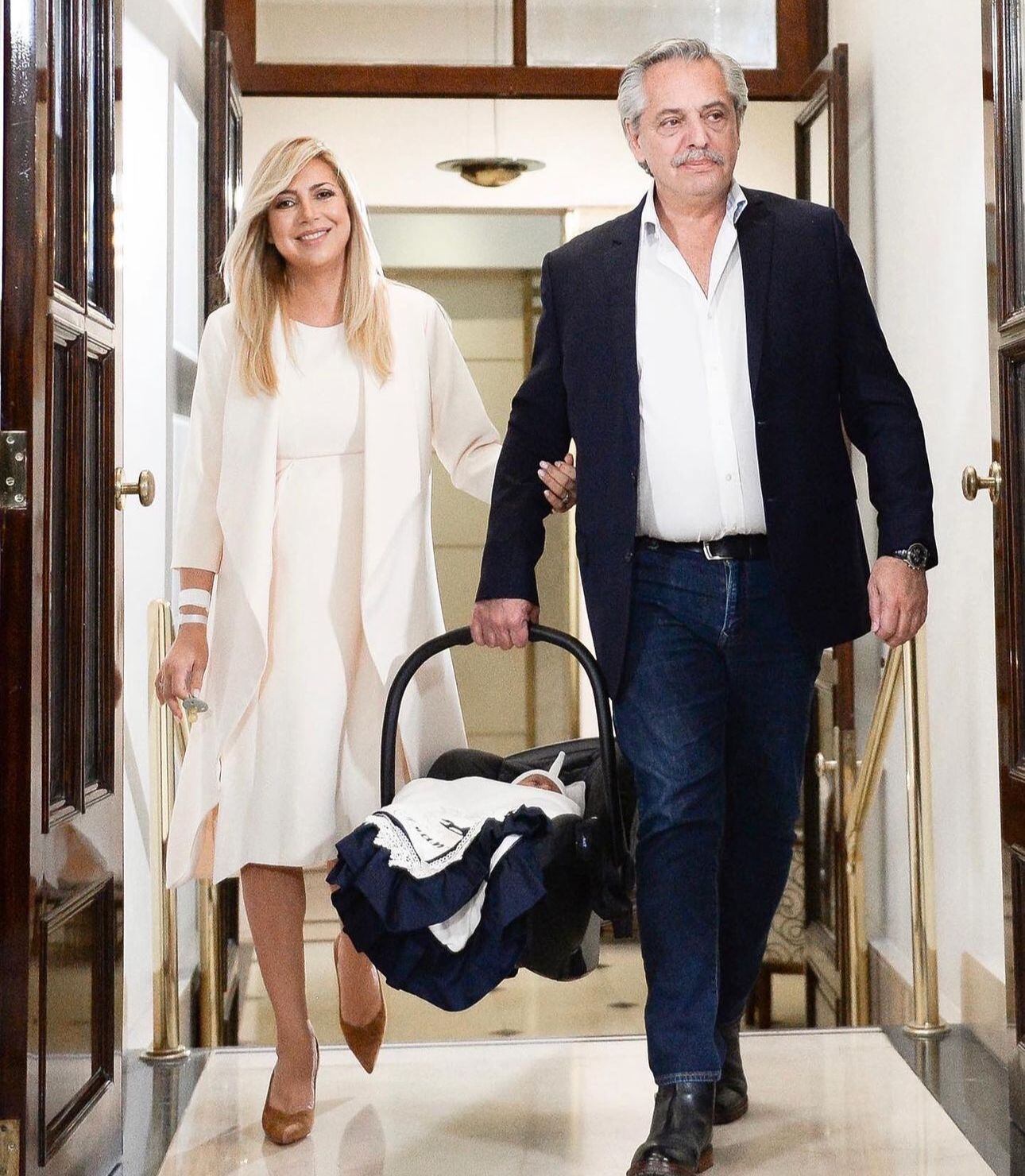 Alberto Fernandez y su exesposa junto a su hijo  posan para una fotografía