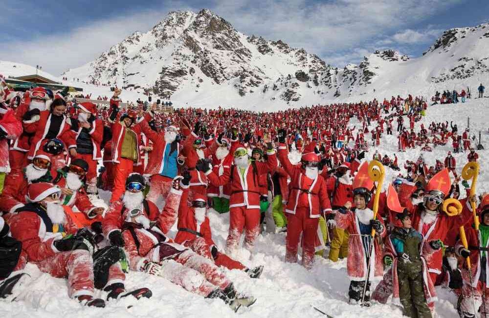 Más de 2.000 personas disfrazados de Santa Claus posan para una foto en la estación de esquí de Verbier, Alpes suizos, el 2 de diciembre de 2017. La estación de esquí ofreció un pase diario a todos los esquiadores que llevaban vestido de Santa para celebrar el día de apertura de la temporada de esquí. / AFP PHOTO / Fabrice COFFRINI