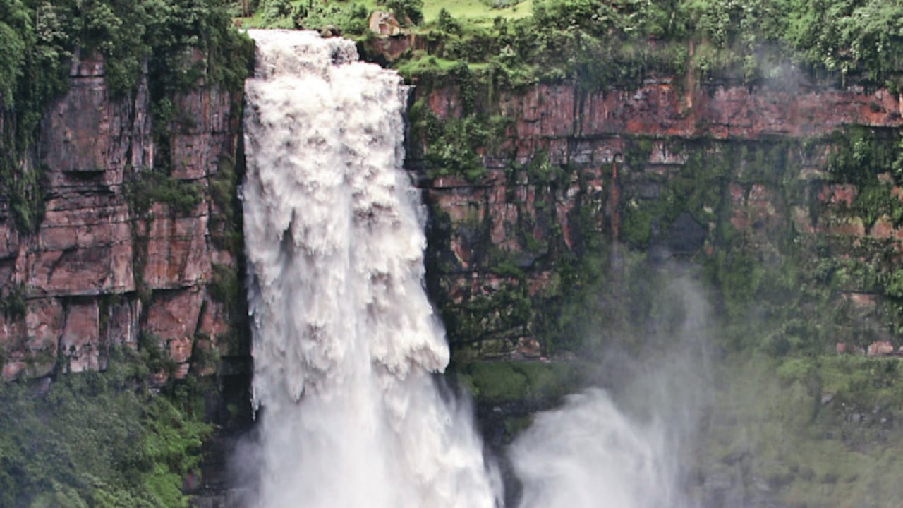 ¿Apocalipsis? La foto del Salto del Tequendama seco (izquierda) que se conoció hace más de un año fue producto del estancamiento de su cauce para un trabajo especial. Pero es una imagen que podría ser realidad al paso que va el río Bogotá.