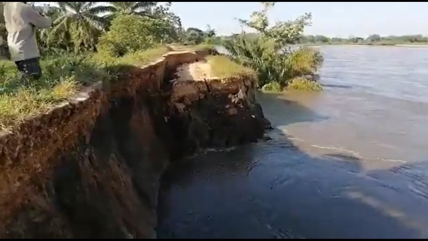 Son alrededor de dos kilómetros los que están afectados por el oleaje. Si este muro cae, podría generarse una inundación en toda la cabecera urbana.