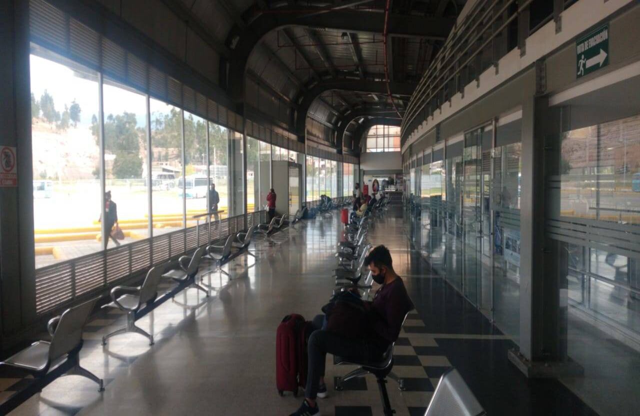 Terminal de Tunja. Poco a poco, los ciudadanos se van acostumbrando a las nuevas reglas que aplican en estos lugares. En Tunja, la amplitud del terminal favorece la conservación de la distancia. Foto: Mintransporte