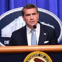 El fiscal general interino de EE. UU., Todd Blanche, habla durante una conferencia de prensa en el edificio del Departamento de Justicia Robert F. Kennedy el 5 de agosto de 2026