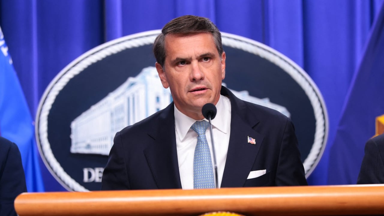 El fiscal general interino de EE. UU., Todd Blanche, habla durante una conferencia de prensa en el edificio del Departamento de Justicia Robert F. Kennedy el 5 de agosto de 2026.