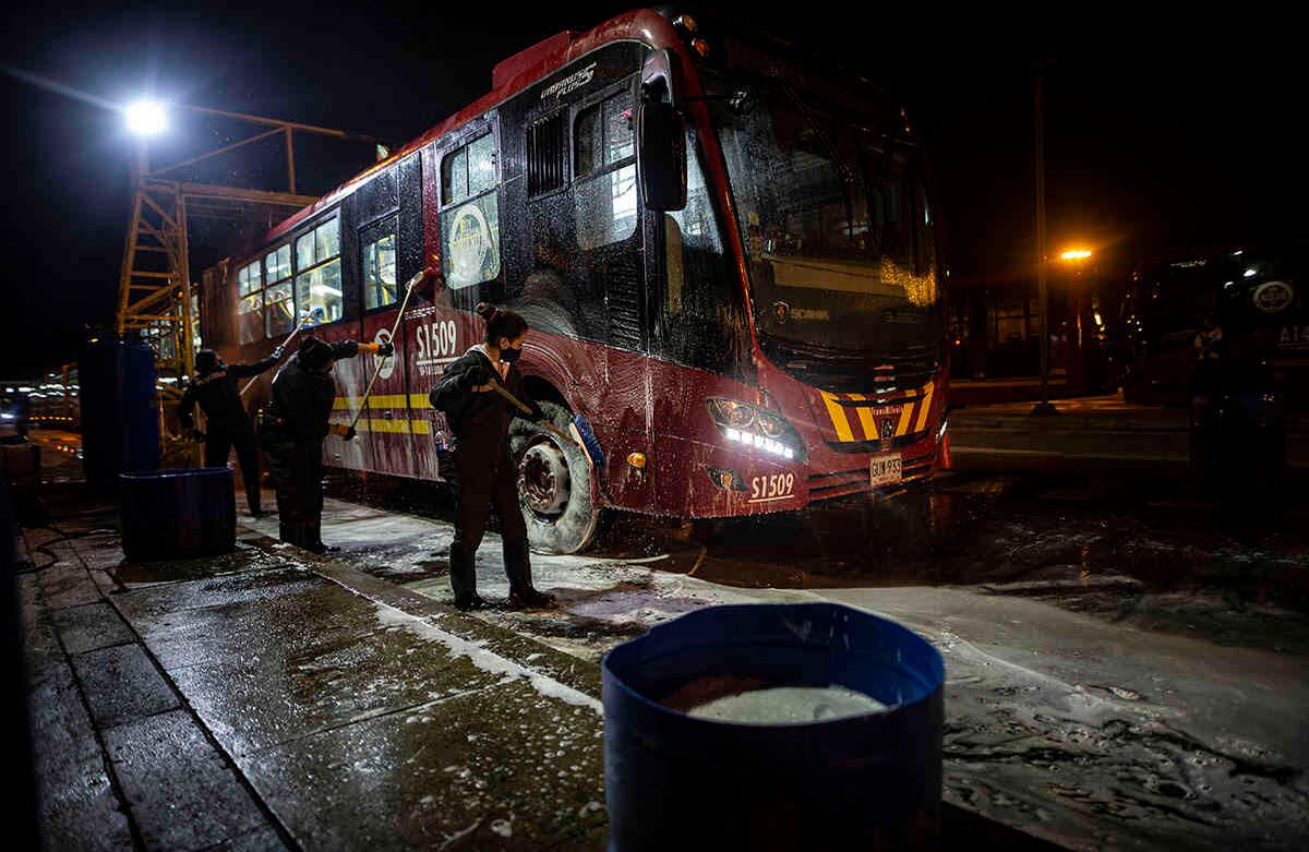 La limpieza es más intensa en zonas como  barandas, pisos, puertas, rejas y torniquetes en donde los usuarios tienen más contacto. Foto de Esteban Vega/SEMANA.