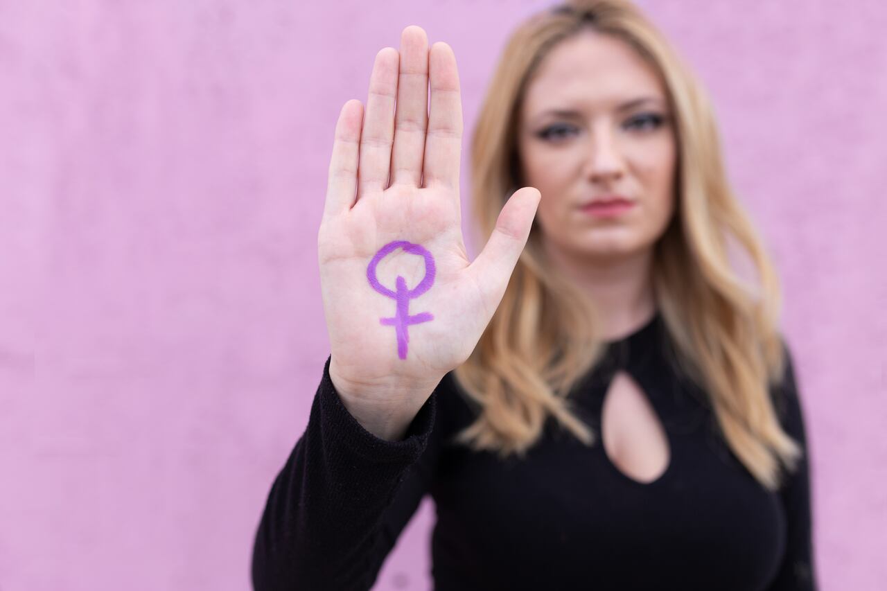 El debate sobre la igualdad salarial ha cobrado fuerza en redes sociales, donde movimientos como #EqualPayDay han visibilizado la urgencia de cerrar la brecha.