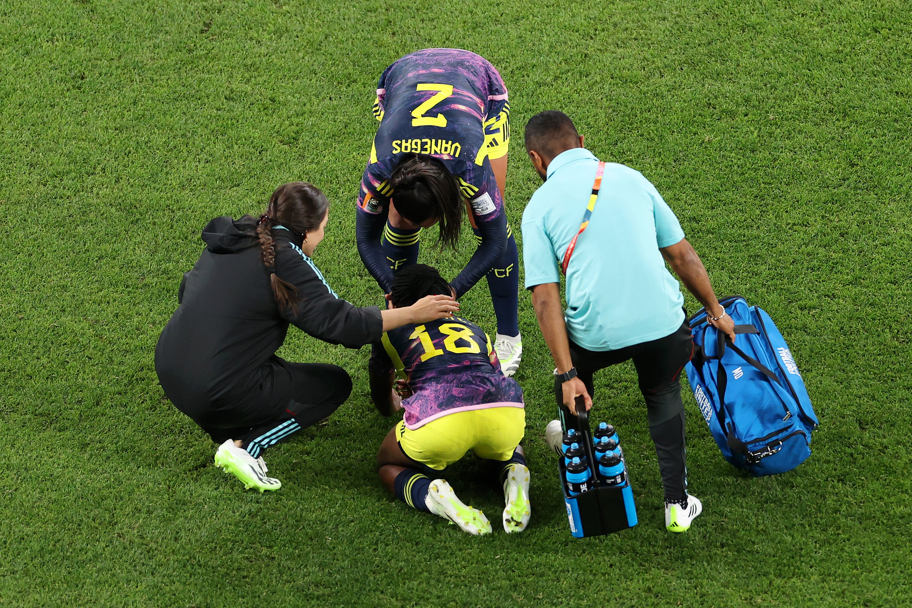 Linda Caicedo en el suelo durante el partido con Alemania.