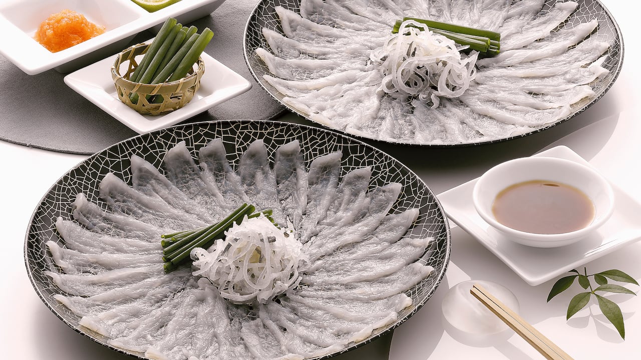 La preparación más común es el sashimi de fugu, un gran plato de cortes extremadamente delgados de la poca carne que es comestible del pez globo.