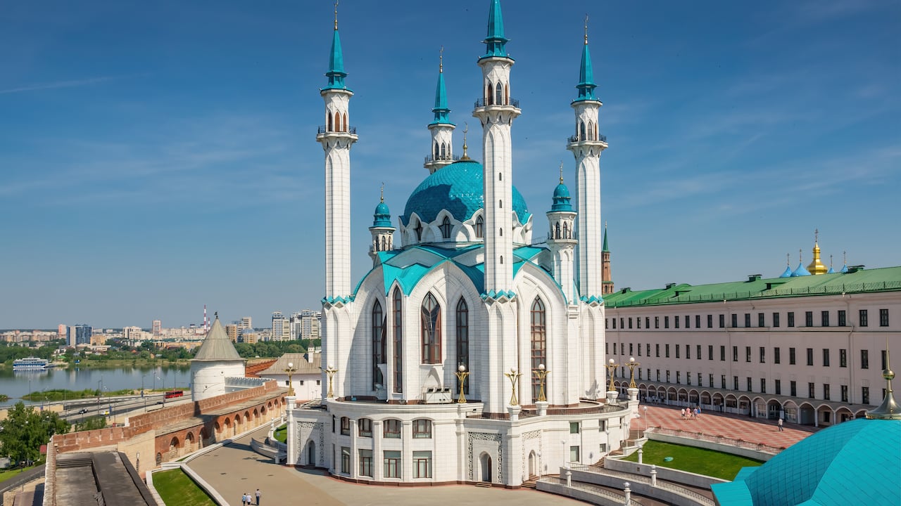 Fotografía de Stock de la histórica Mezquita Kul Sharif (Mezquita Qol Sharif) en el centro de Kazán, Rusia, en un día soleado.