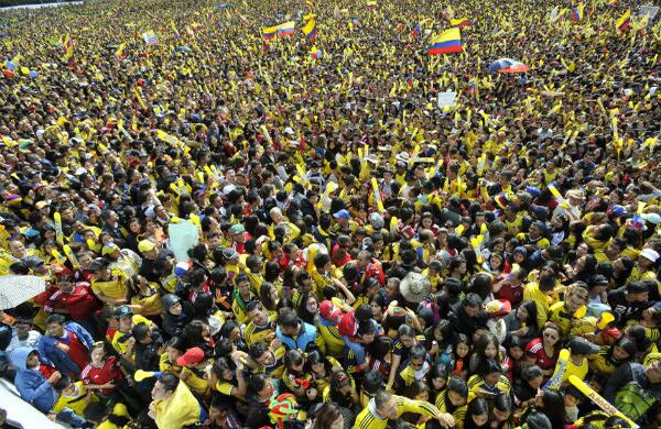 Al menos cien mil personas asistieron al Parque Simón Bolívar, en Bogotá, el domingo 6 de julio del 2014, para darle la bienvenida a la Selección Colombia de Fútbol, luego de su brillante participación en la Copa del Mundo. El equipo, por primera vez, llegó a cuartos de final logra ubicarse entre las ocho mejores selecciones del Mundo. Foto: Carlos Julio Martínez / SEMANA.