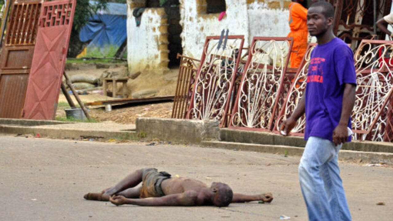 El cadáver de un hombre yace sin atención en una calle de Monrovia, Liberia, donde los habitantes sospechan que murió de ébola el 5 de agosto del 2014, a pesar de advertencias del gobierno de no exponer al público a enfermos con esta infección.