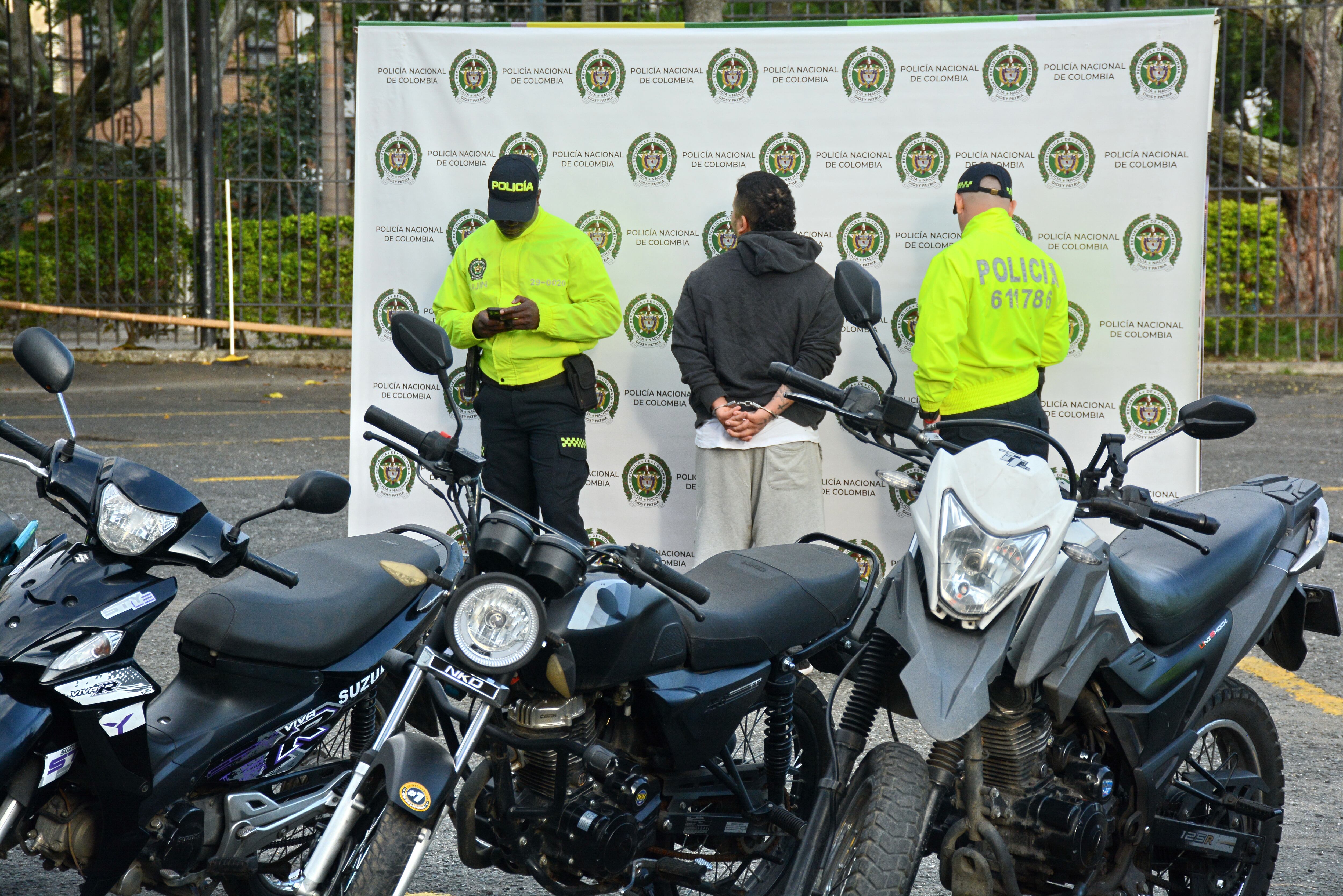 El coronel Andrés Arias Buitrago, subcomandante Policía Metropolitana Santiago de Cali, presentó en el Comando MECAL la recuperación de varias motocicletas que habían sido hurtadas en Cali. En los operativos se logró la captura de alias Pipe y alias Erik, autores de por lo menos 32 hurtos. Algunos de estos hechos quedaron grabados en videos de cámaras de seguridad. Las motos fueron entregadas a sus dueños.