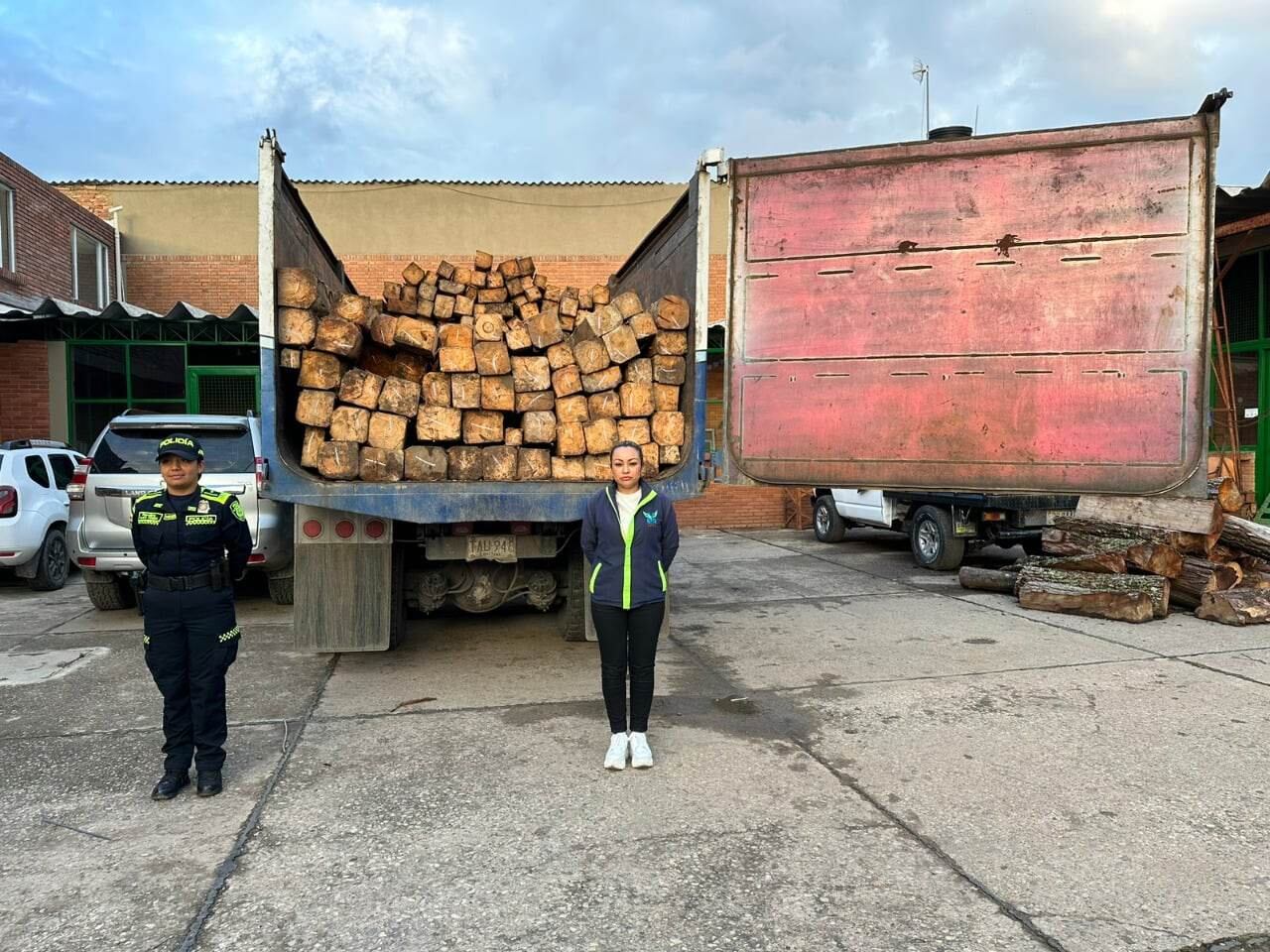El material forestal fue entregado a la entidad por parte de la Policía Nacional, que lo decomisó en el desarrollo de dos operativos en vías de los municipios de Chiquinquirá y Saboyá
