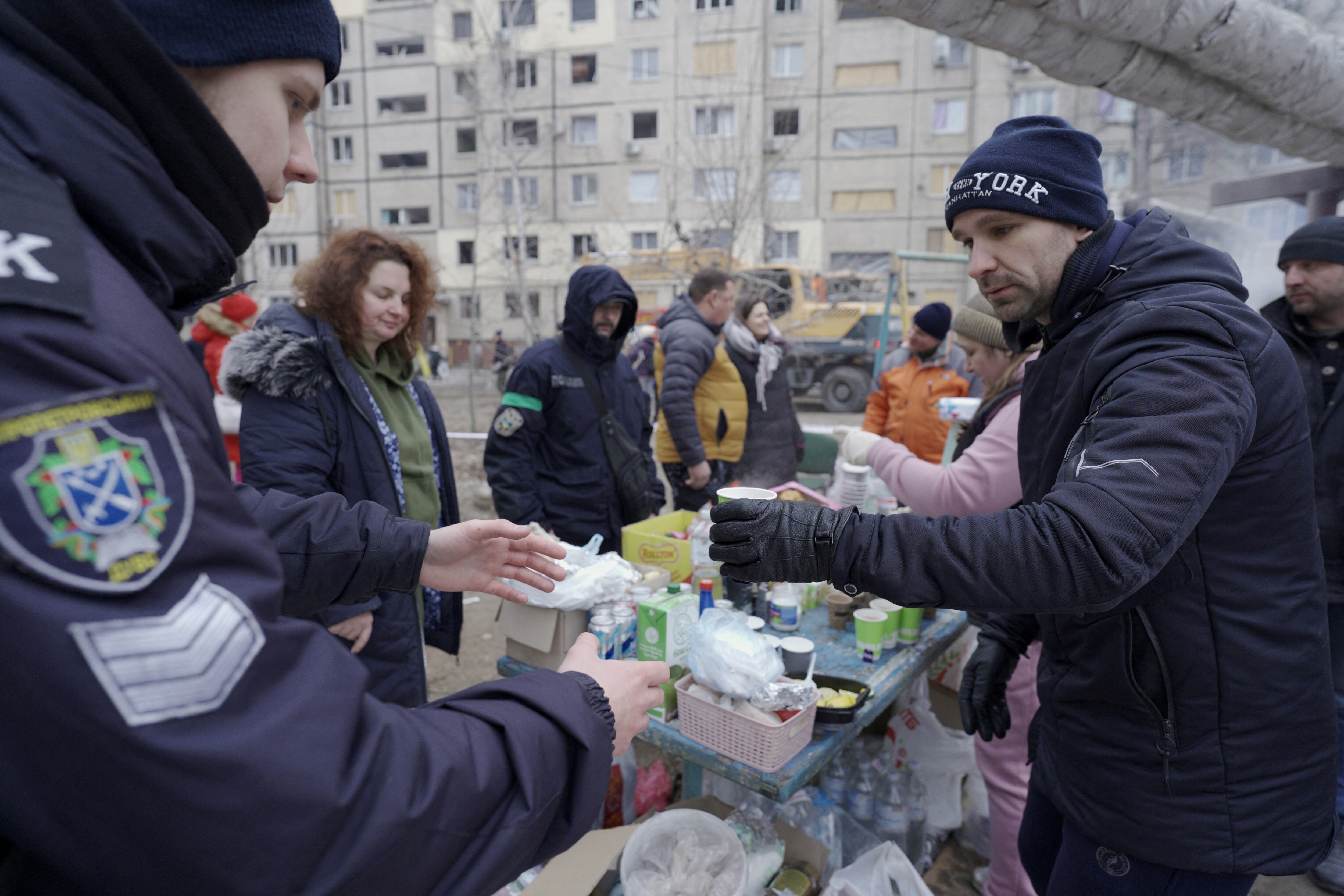 Autoridades intentan ayudar a los habitantes de Dnipró en Ucrania. Foto: AFP.