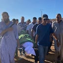 Un grupo de personas acude al funeral de Bilal Kissi, quien murió a manos de las fuerzas argelinas, en la ciudad de Saaidia, Marruecos, el jueves 31 de agosto de 2023. (AP Foto)