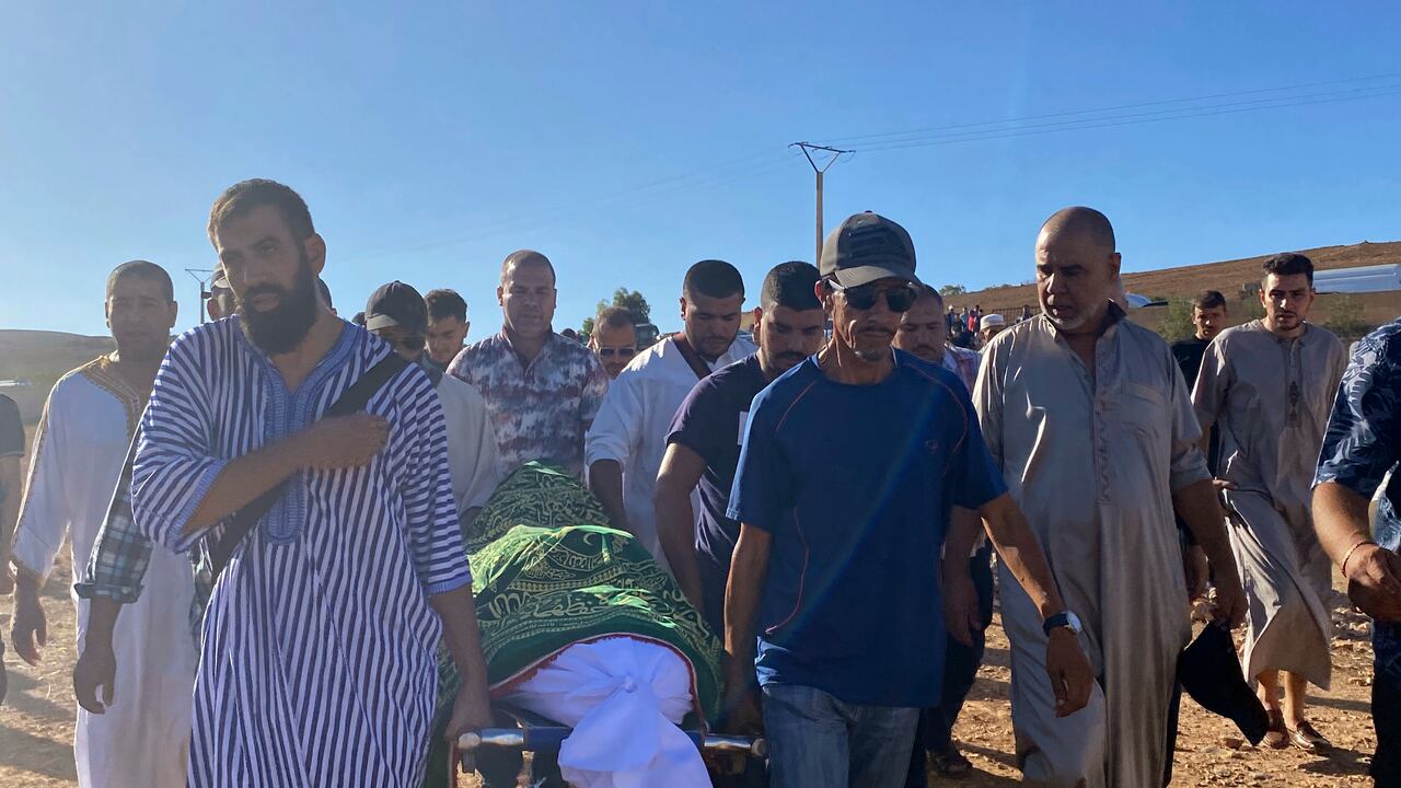 Un grupo de personas acude al funeral de Bilal Kissi, quien murió a manos de las fuerzas argelinas, en la ciudad de Saaidia, Marruecos, el jueves 31 de agosto de 2023. (AP Foto).
