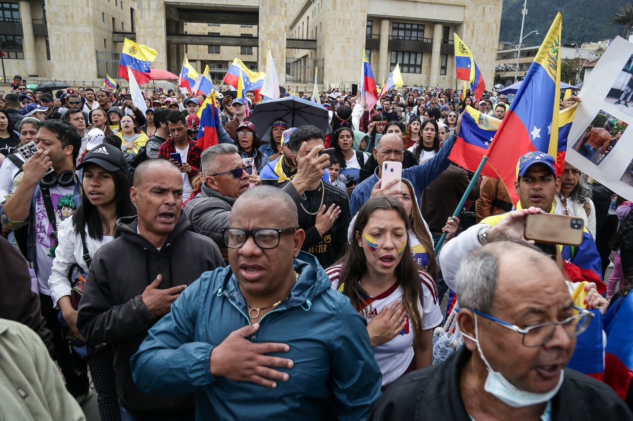 Venezolanos se congregan en la Plaza de Bolívar, de Bogotá, para manifestar su rechazo a los resultados de las recientes elecciones presidenciales.