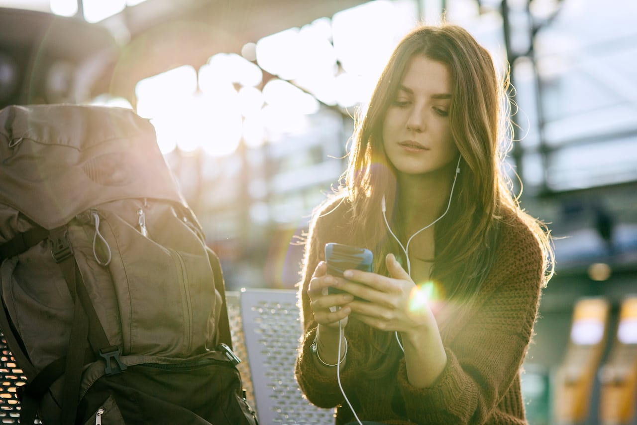 Aplicaciones que todo viajero debería tener en su celular; son claves para buscar vuelos baratos, alojamientos, transporte y más