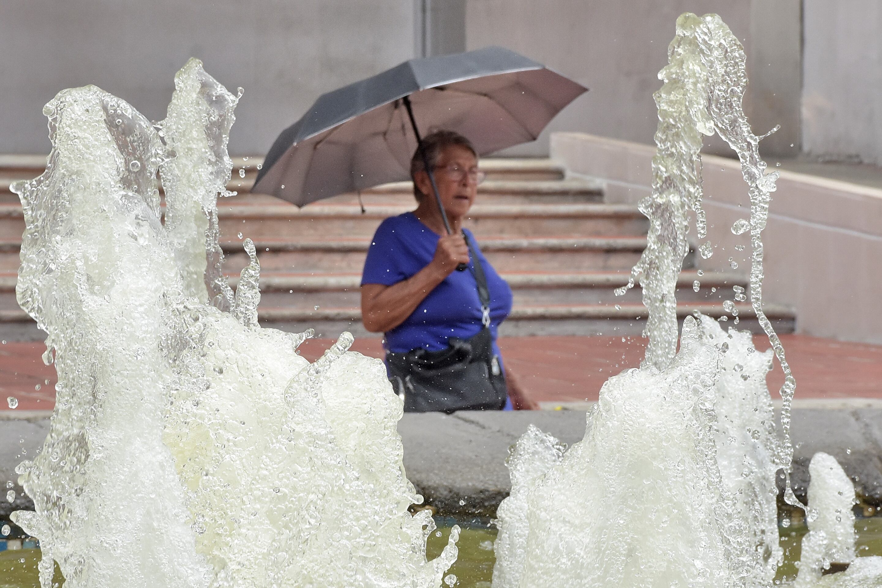 Una temperatura de 31 y una sensación de 33 Grados Centígrados fue lo que se vivió  hoy en la ciudad, Los caleños hacen uso de Accesorios como el paraguas para evitar el inclemente sol, que por estos días azota la sucursal del cielo