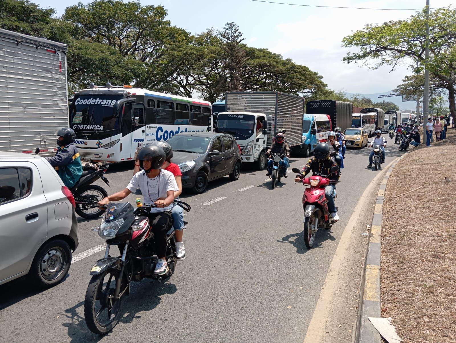 Paro de camioneros bloqueo en Paso del comercio