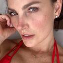 La actriz Juliana Galvis en vestido de baño, pasa vacaciones junto a su familia.