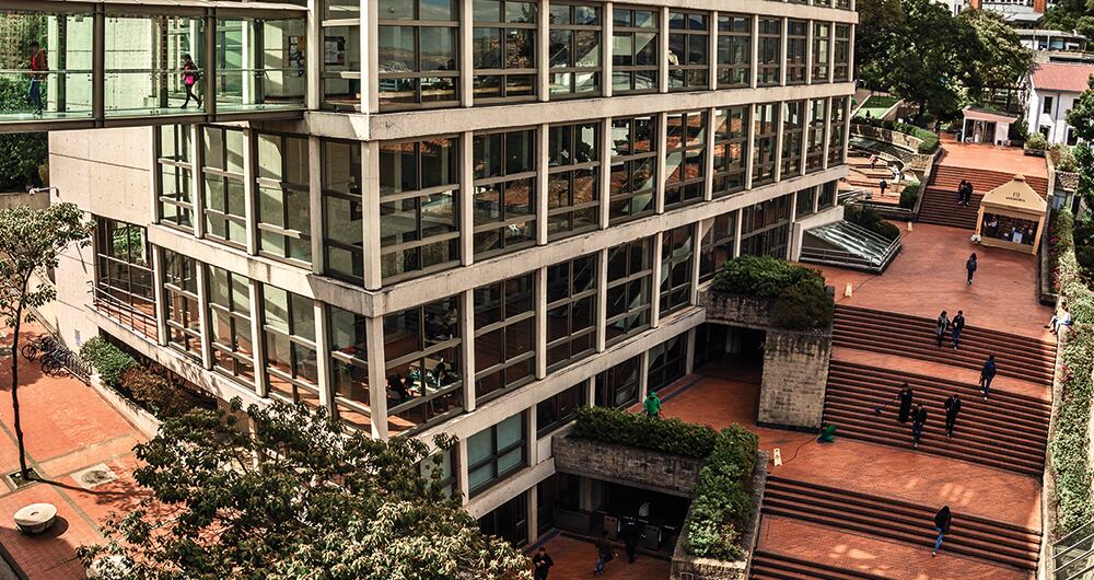 La situación en la que se encontraba Sebastián era muy compleja. Su mamá y compañeros han advertido que académicamente no estaba rindiendo por la presión social en Los Andes. 