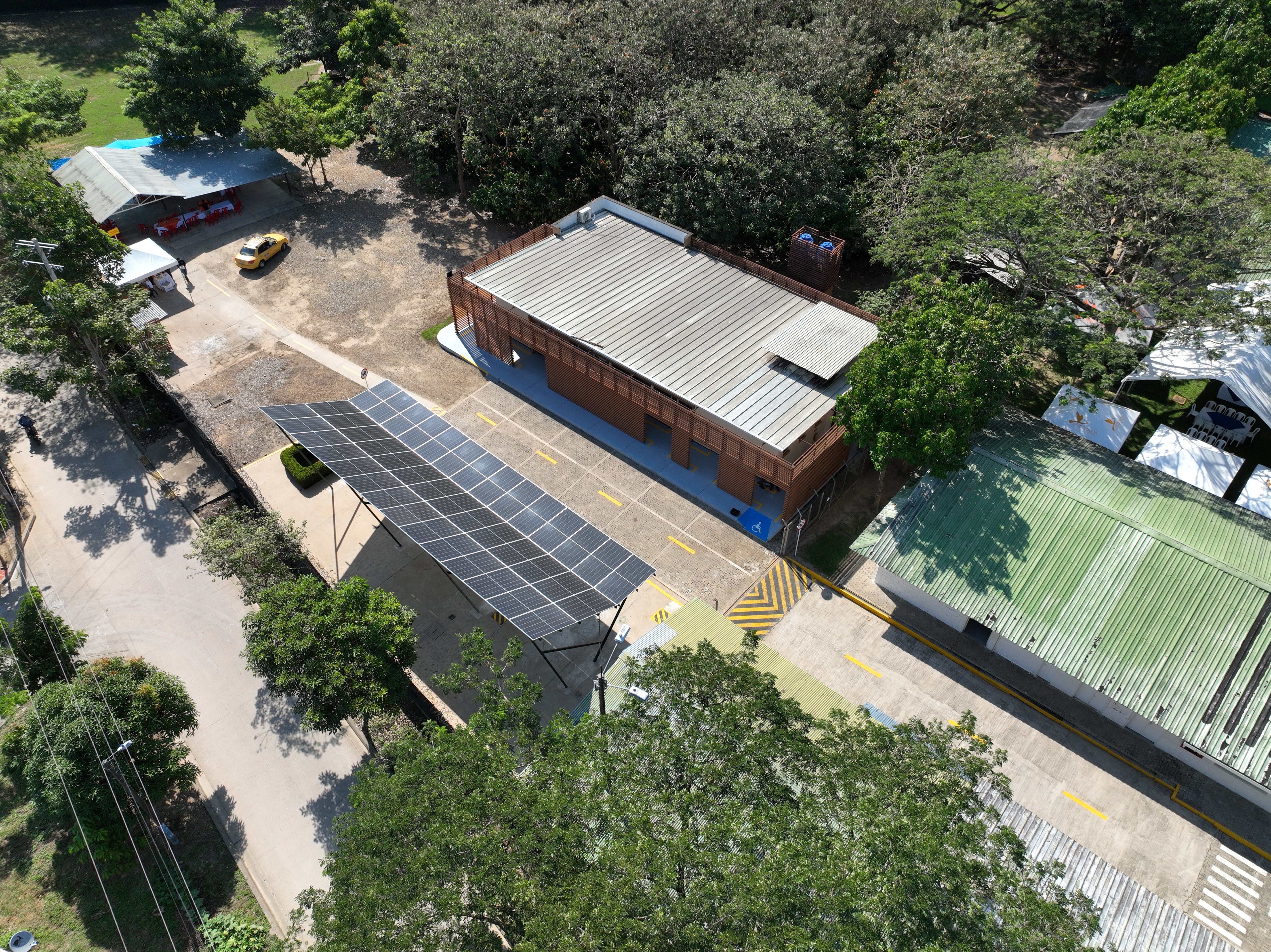 El Taller del Chocolate de la Fundación Alcaraván opera con
energías renovables. Los beneficios en costos se trasladan a los
cacaocultores que maquillan en el Taller.