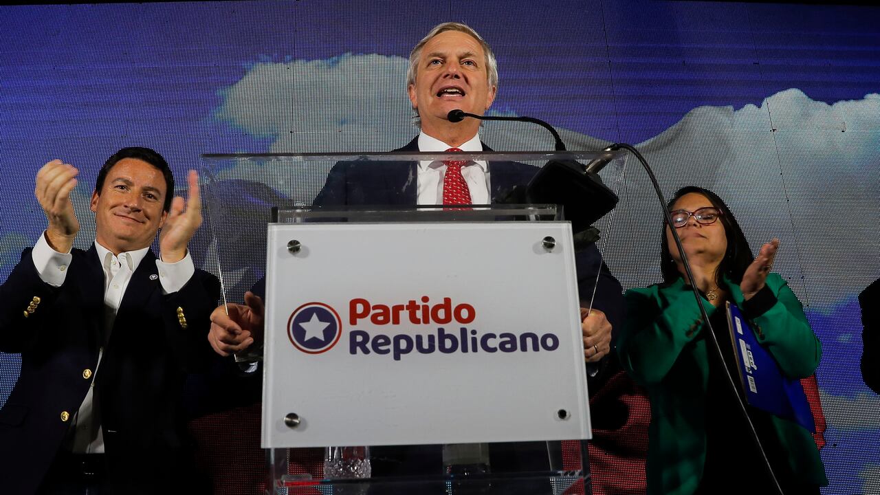 Former Chilean Presidential Candidate and founder of the far-right Republican Party, Jose Antonio Kast (C), talks to the press about the victory of his candidates during an election to choose members of a Constitutional Council who will draft a new constitution proposal, at the Republican Party headquarters in Santiago on May 7, 2023. Chileans voted on Sunday to elect the 50 members of a committee that will write a new constitution to replace the dictatorship-era one that has been in vigor for more than 40 years. (Photo by JAVIER TORRES / AFP)