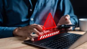 Un malware es un software que está diseñado para dañar los dispositivos tecnológicos.