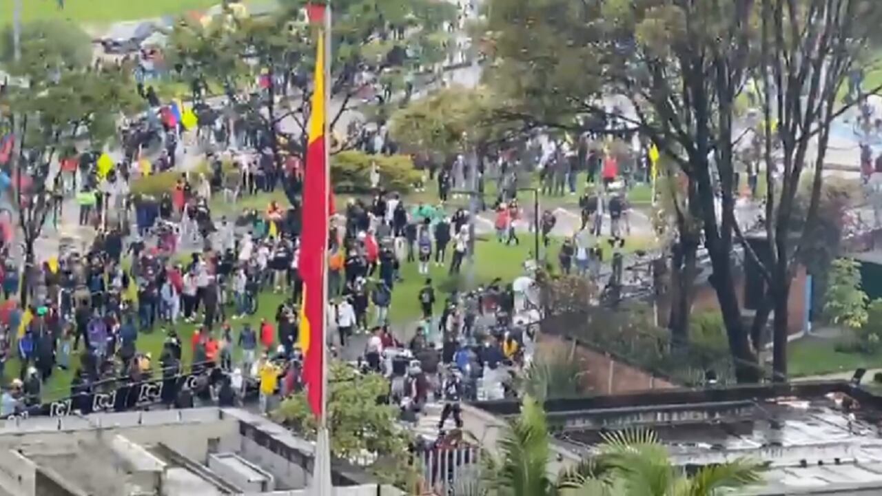 Decenas de personas se agolparon frente las instalaciones de RCN Televisión. El Esmad debió intervenir para evitar que ingresaran, indicó la Secretaría de Gobierno.