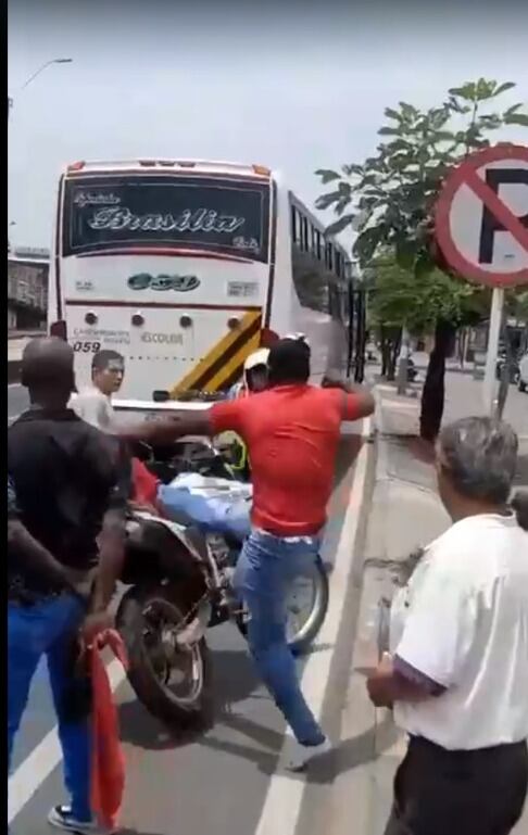 Agresión a un agente de tránsito en Cali.