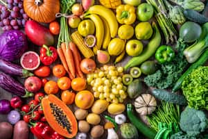 Comida vegana de frutas y verduras coloridas en colores del arco iris