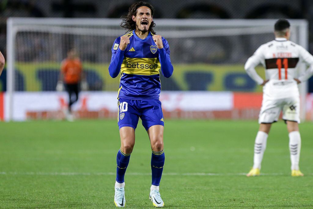 Cavani festejando su primer gol con Boca