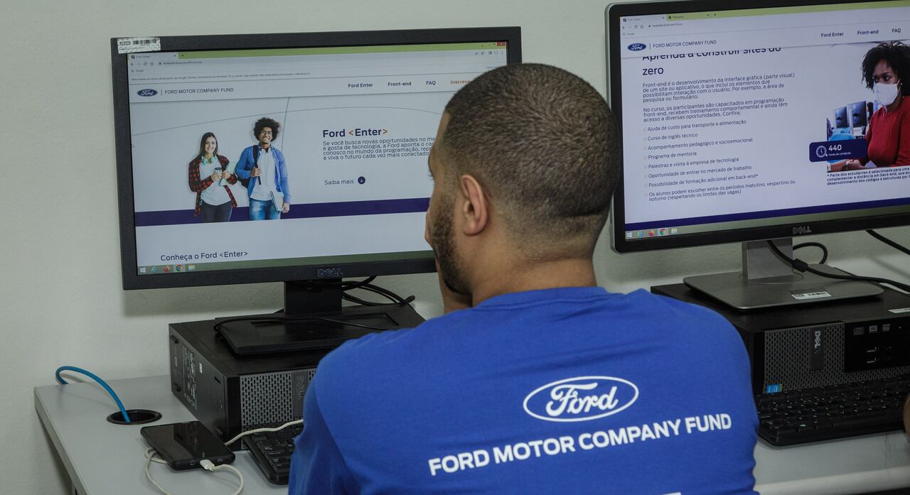 La iniciativa que también será implementada de manera simultánea en Chile y Perú capacitará a jóvenes de bajos recursos para trabajar en el mercado de tecnologías de la información.