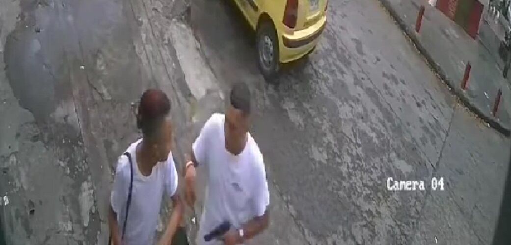 El ladrón le arrebató el bolso al joven.