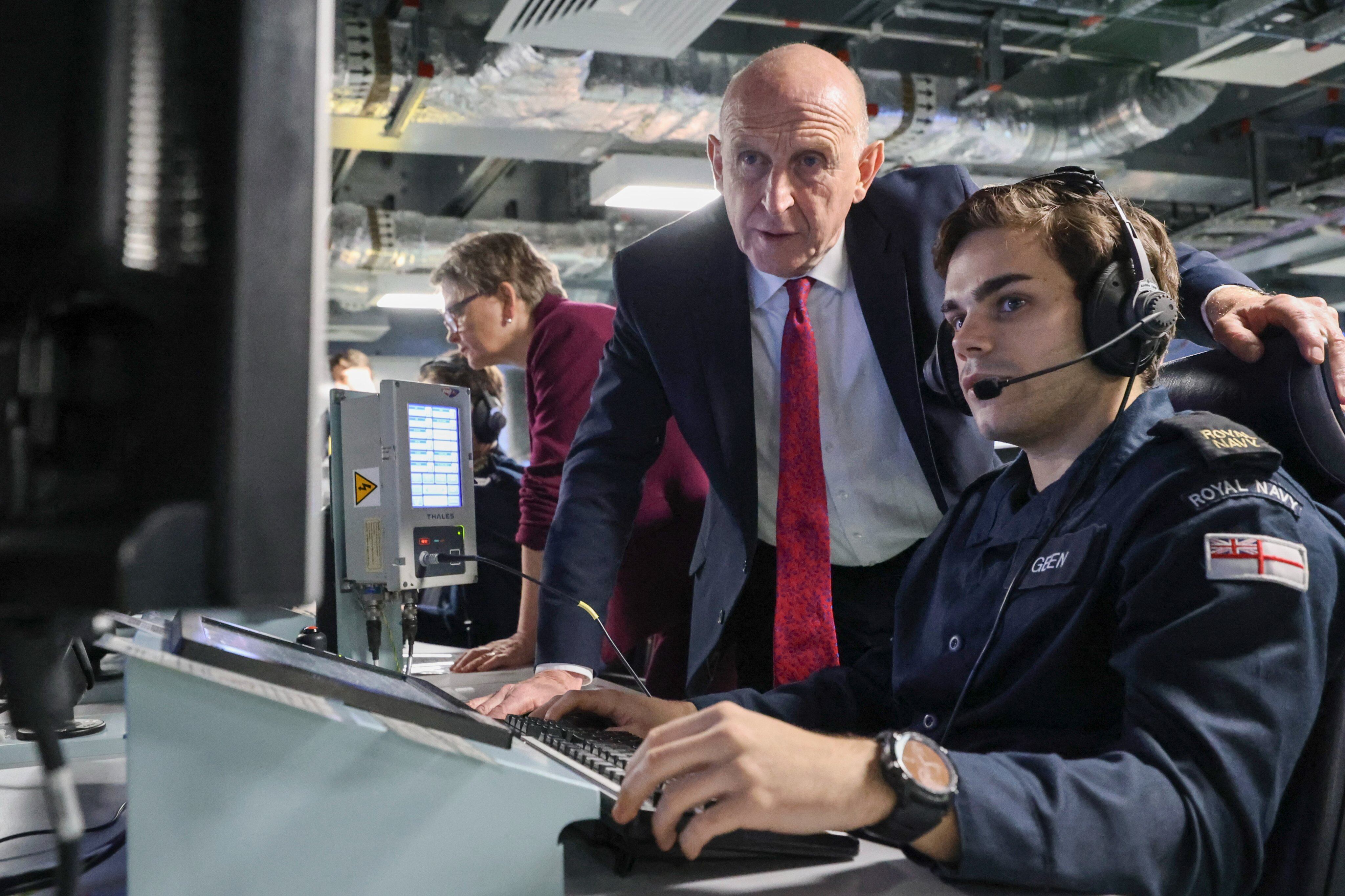 Ministro de Defensa del Reino Unido monitorea operaciones