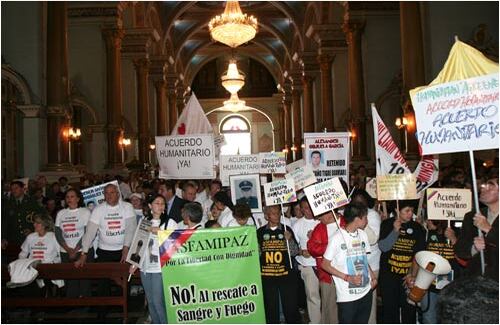 Familiares de secuestrados, aunque no marcharon, se concentraron en la iglesia del Voto Nacional, en el centro de Bogotá. Hasta allí llegaron el ex presidente Ernesto Samper y Marleny Orjuela, líder de Asfamipaz.  