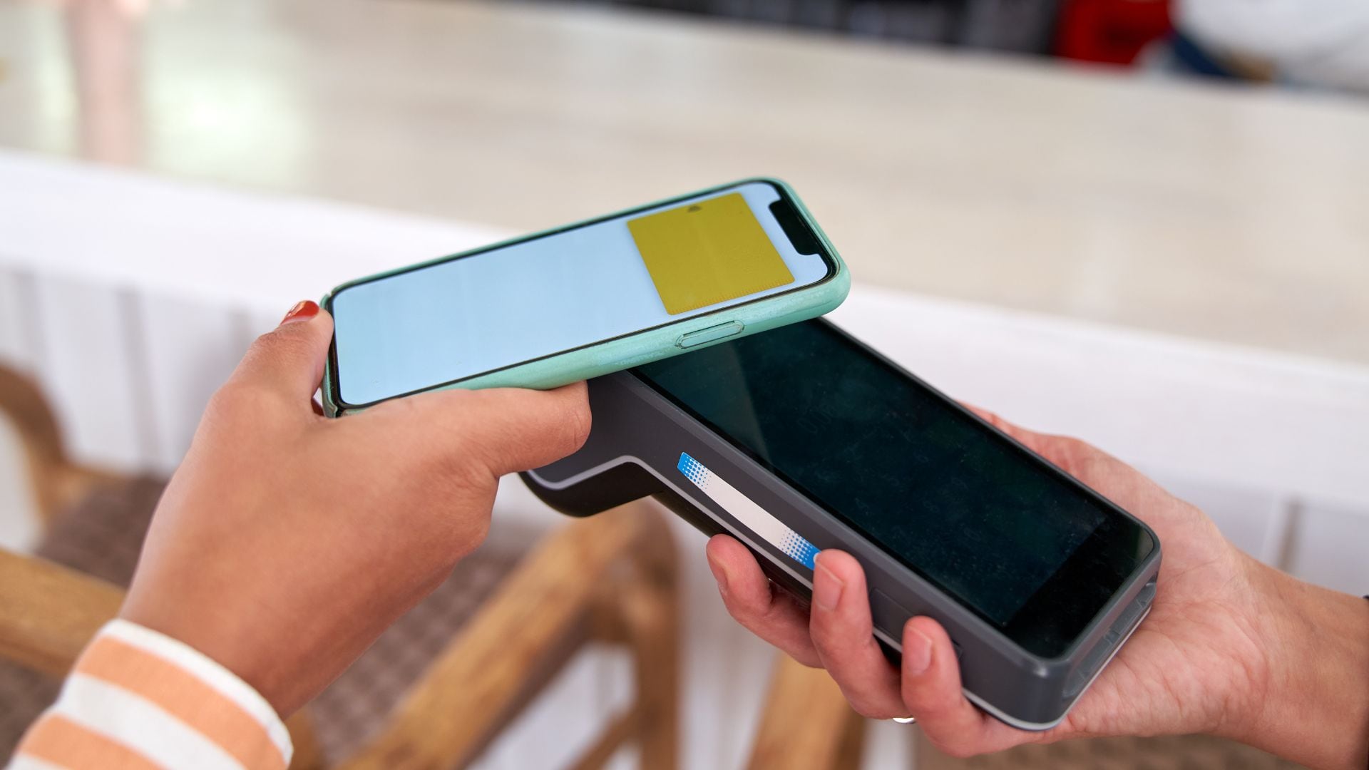 Cada vez más personas utilizan tarjetas de crédito y débito para realizar compras y pagos cotidianos.