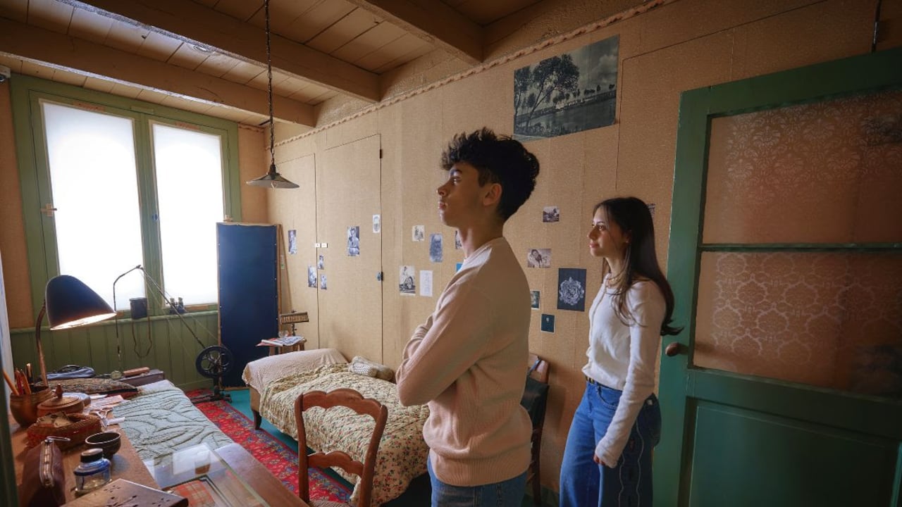 Jóvenes en la exposición sobre Ana Frank en Nueva York, en una habitación idéntica a la original, ubicada en Ámsterdam