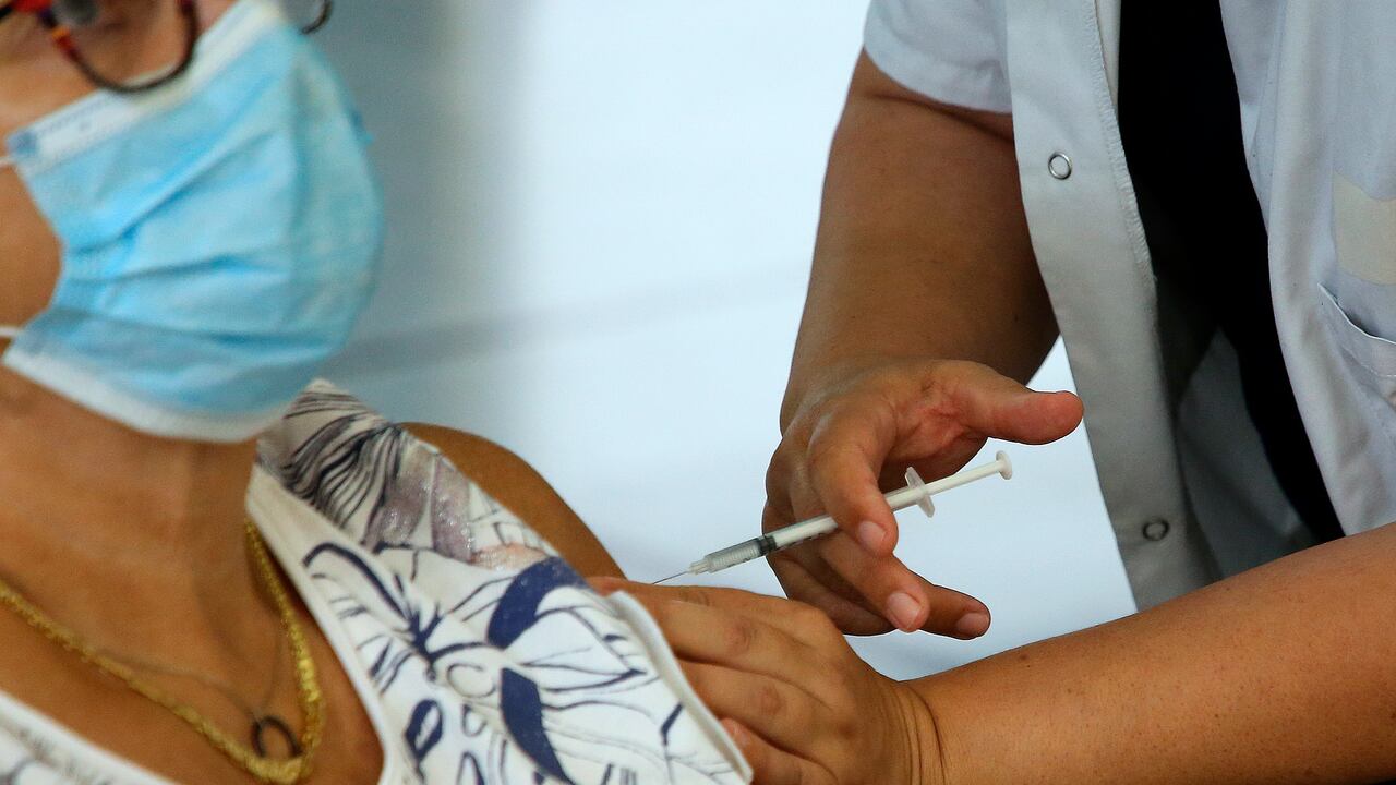 ¿Qué debe hacer si se contagió de covid-19 estando vacunado?