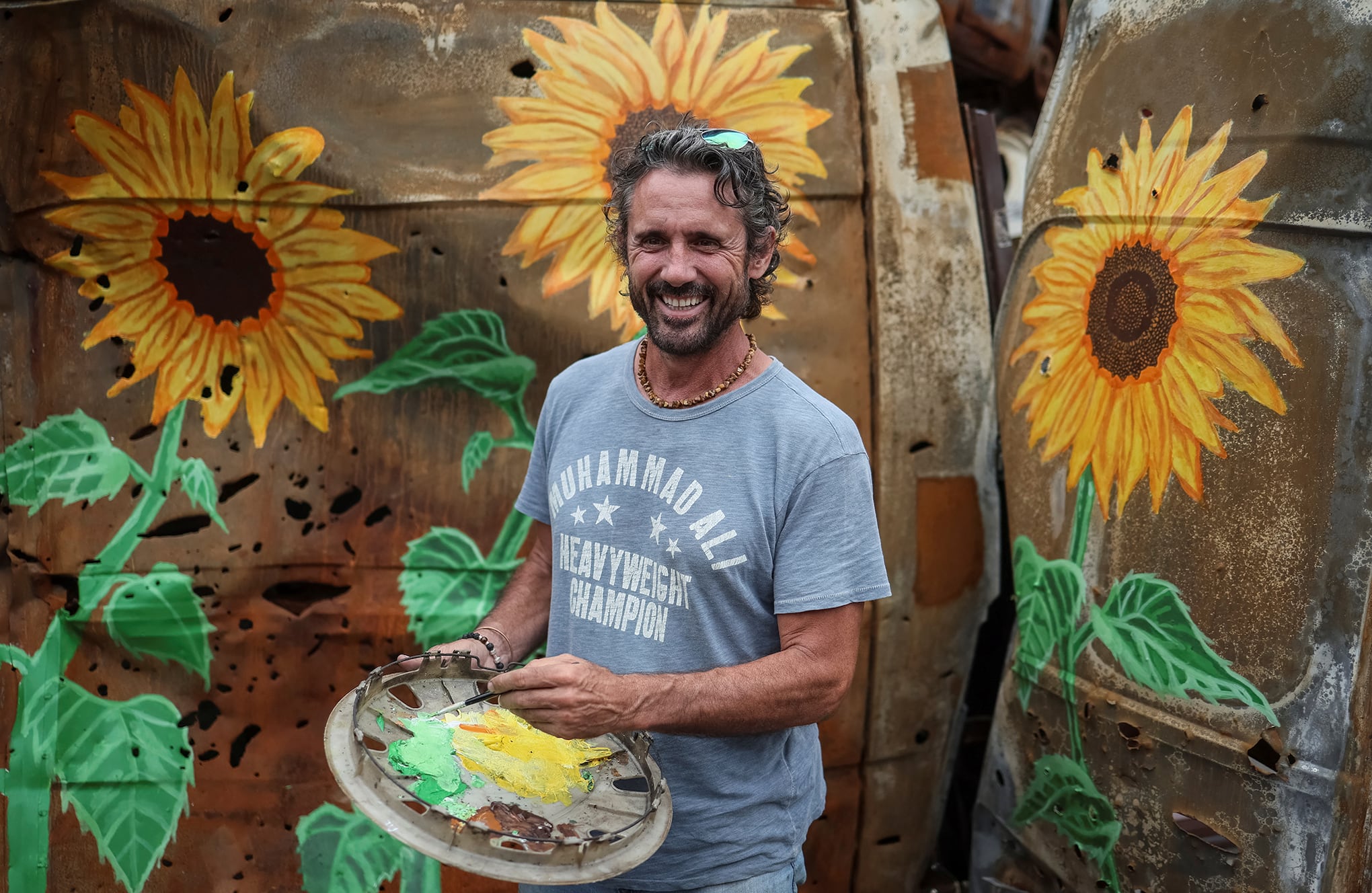 En imágenes : Artistas pintan girasoles sobre restos de guerra en Ucrania