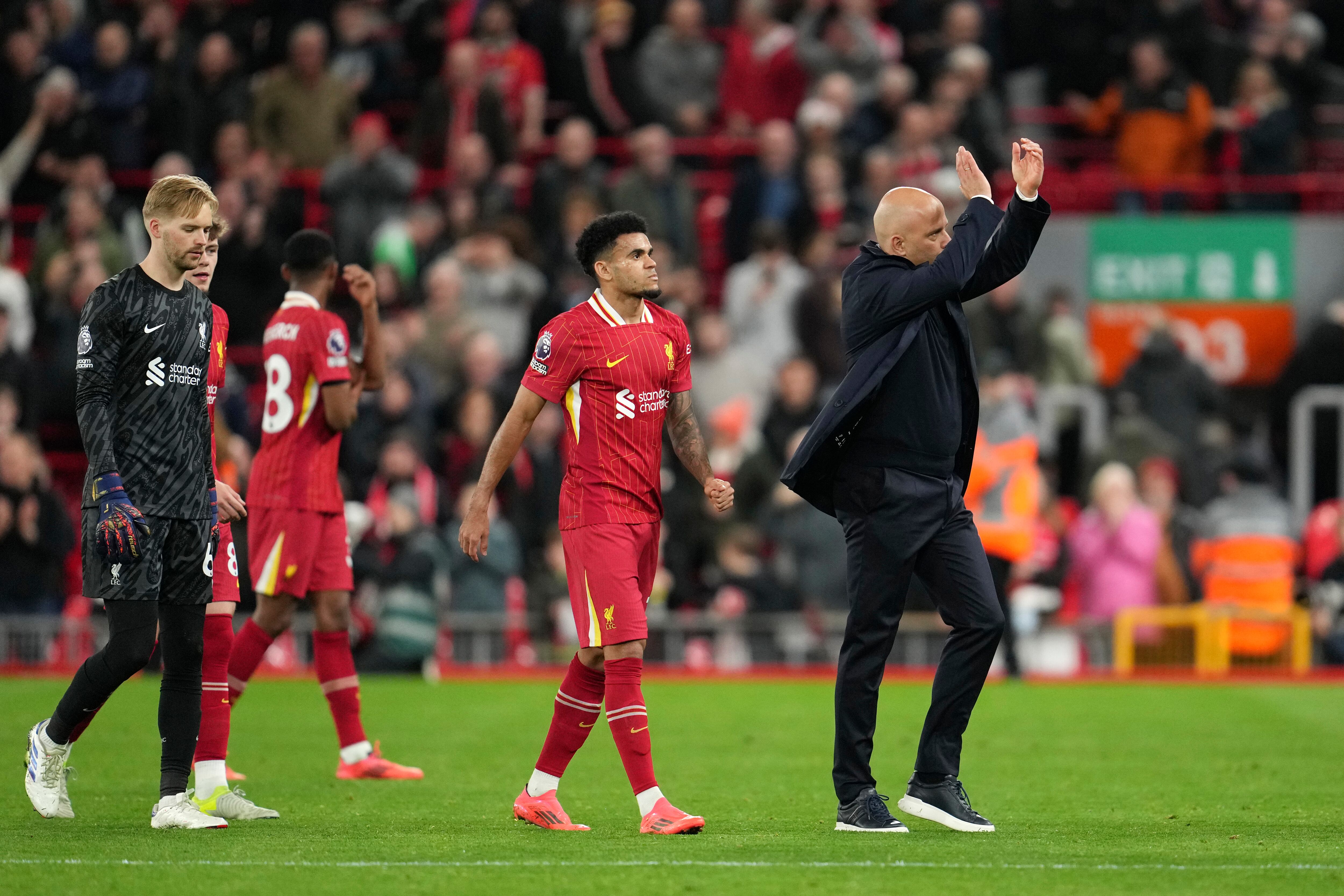 El entrenador del Liverpool, Arne Slot, a la derecha, celebra con sus jugadores, entre ellos Luis Díaz, centro, tras ganar el partido de la Liga Premier inglesa de fútbol entre Liverpool y Brighton en el estadio Anfield en Liverpool, Inglaterra, el sábado 2 de noviembre de 2024. Liverpool ganó 2-1. (Foto AP/Jon Super)