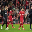El entrenador del Liverpool, Arne Slot, a la derecha, celebra con sus jugadores, entre ellos Luis Díaz, centro, tras ganar el partido de la Liga Premier inglesa de fútbol entre Liverpool y Brighton en el estadio Anfield en Liverpool, Inglaterra, el sábado 2 de noviembre de 2024. Liverpool ganó 2-1. (Foto AP/Jon Super)