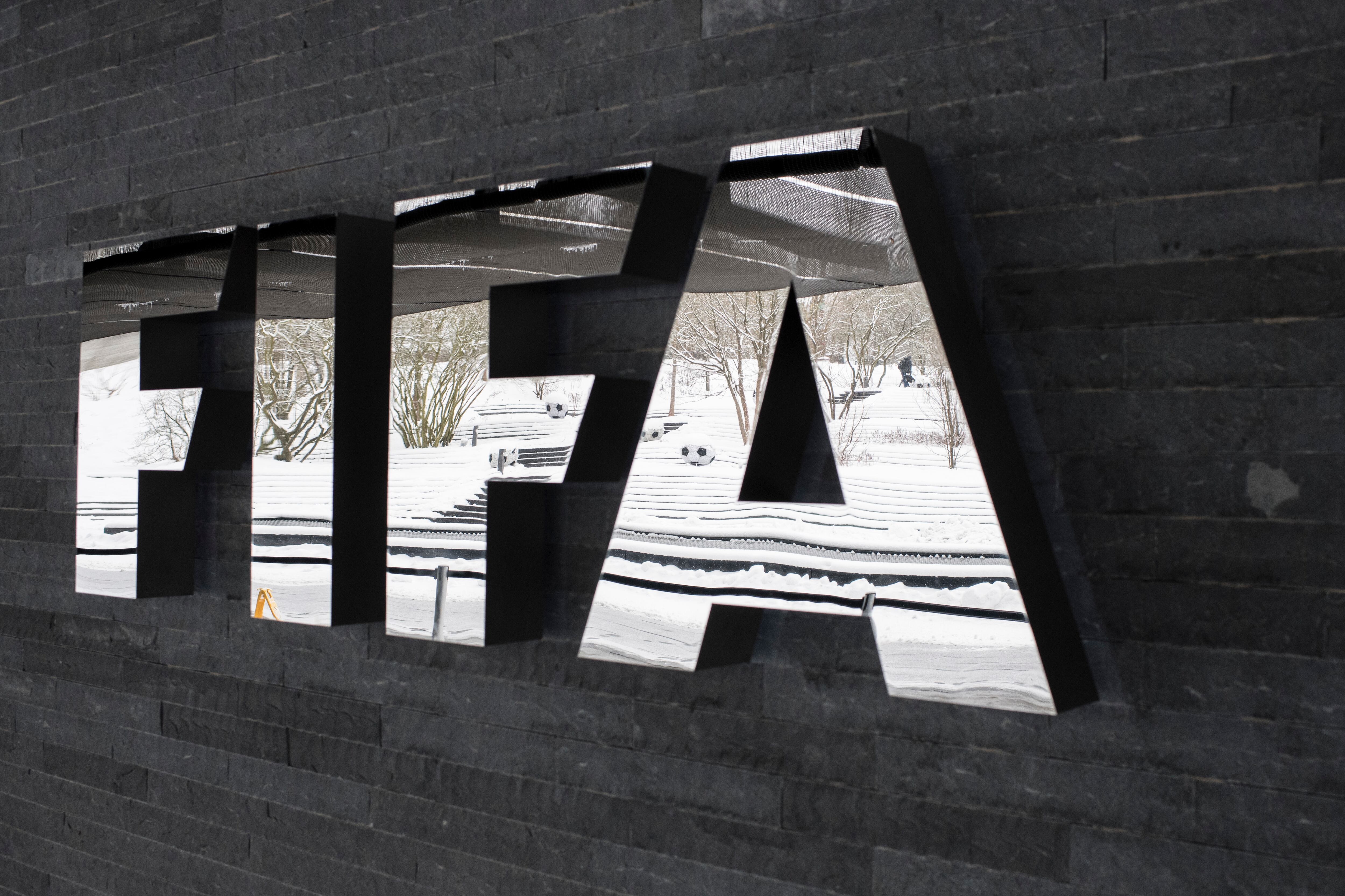 ARCHIVO - En esta fotografía de archivo  se muestra el logotipo de la FIFA en la sede de la FIFA en Zúrich, Suiza. La FIFA se enfrenta a una creciente reacción en el fútbol por la decisión de ignorar las preocupaciones de los clubes y ligas y exprimir a más clasificatorios para la Copa del Mundo en septiembre y pasar por alto los requisitos de cuarentena relacionados con el coronavirus. Los clubes de la Premier League mantuvieron conversaciones el martes 24 de agosto de 2021 sobre la formación de una posición unificada para bloquear a los jugadores que van a los países de la lista roja de Inglaterra, que también incluye varios países sudamericanos, incluidos Argentina, Brasil, Chile y Perú. (Ennio Leanza / Keystone vía AP, archivo)