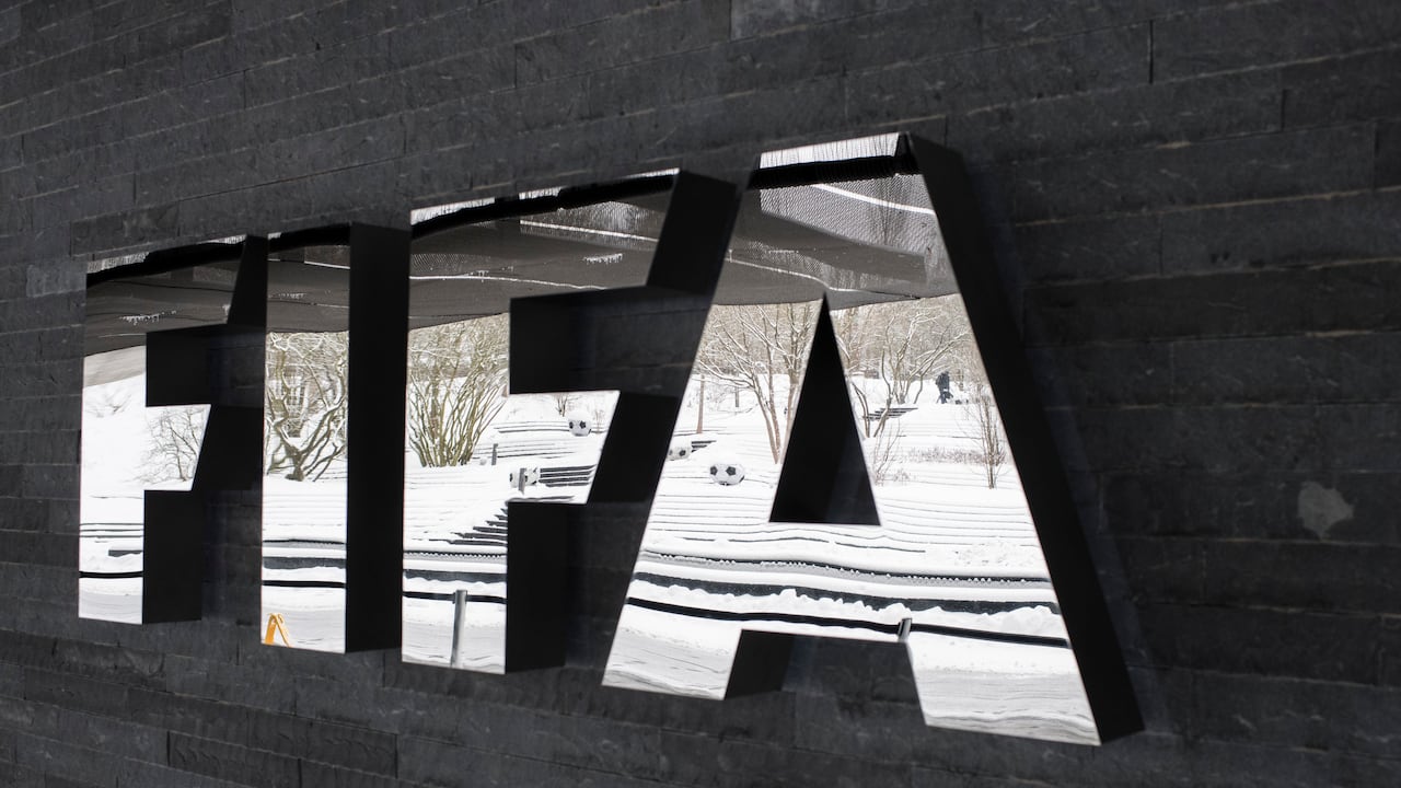ARCHIVO - En esta fotografía de archivo se muestra el logotipo de la FIFA en la sede de la FIFA en Zúrich, Suiza. La FIFA se enfrenta a una creciente reacción en el fútbol por la decisión de ignorar las preocupaciones de los clubes y ligas y exprimir a más clasificatorios para la Copa del Mundo en septiembre y pasar por alto los requisitos de cuarentena relacionados con el coronavirus. Los clubes de la Premier League mantuvieron conversaciones el martes 24 de agosto de 2021 sobre la formación de una posición unificada para bloquear a los jugadores que van a los países de la lista roja de Inglaterra, que también incluye varios países sudamericanos, incluidos Argentina, Brasil, Chile y Perú. (Ennio Leanza / Keystone vía AP, archivo)