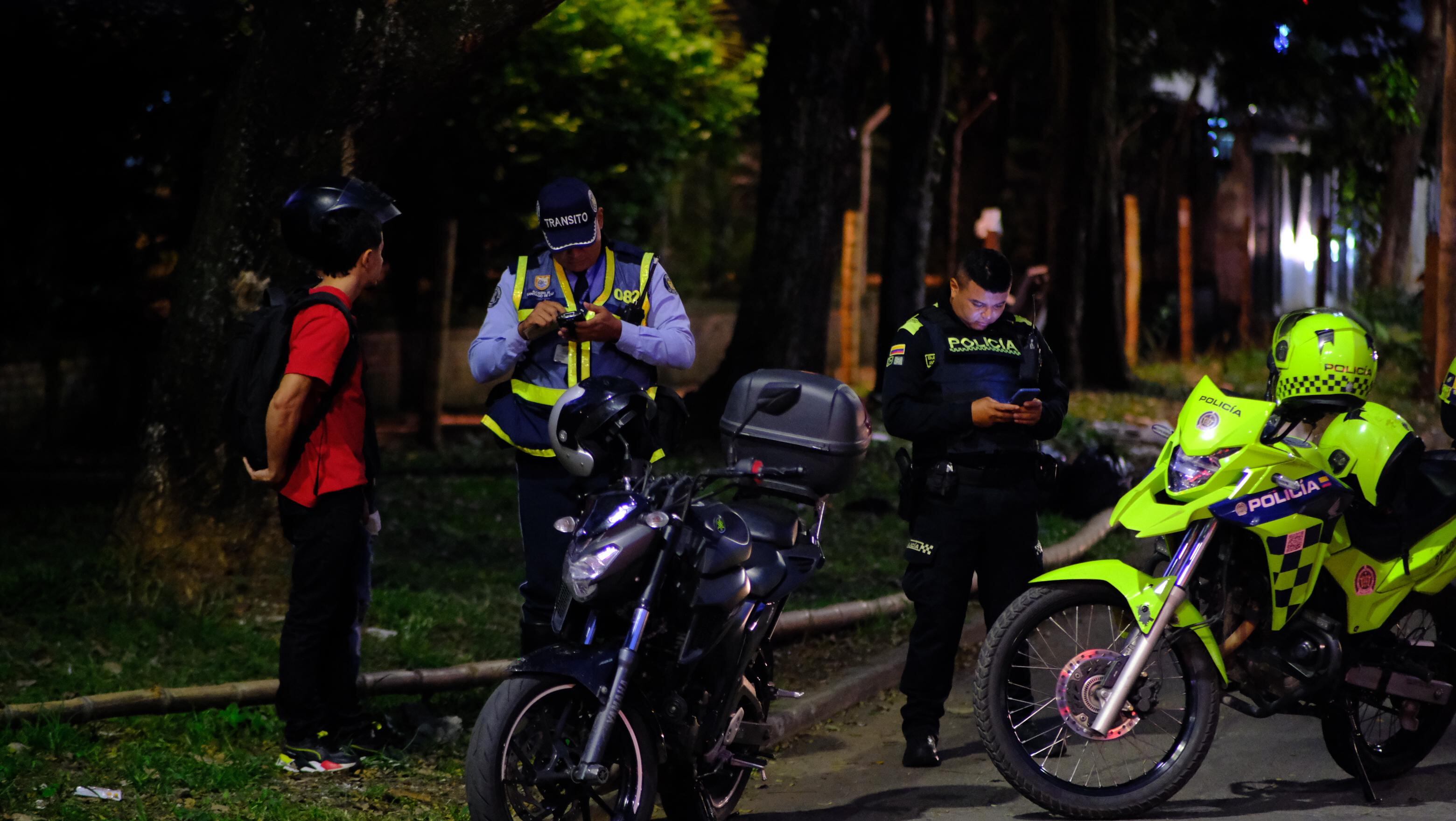 En las calles de Cali, las autoridades han detectado motos sin los elementos estipulados por la ley.